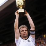 ein-abschied-von-einer-fussballlegende-bernd-hoelzenbein