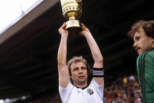 ein-abschied-von-einer-fussballlegende-bernd-hoelzenbein