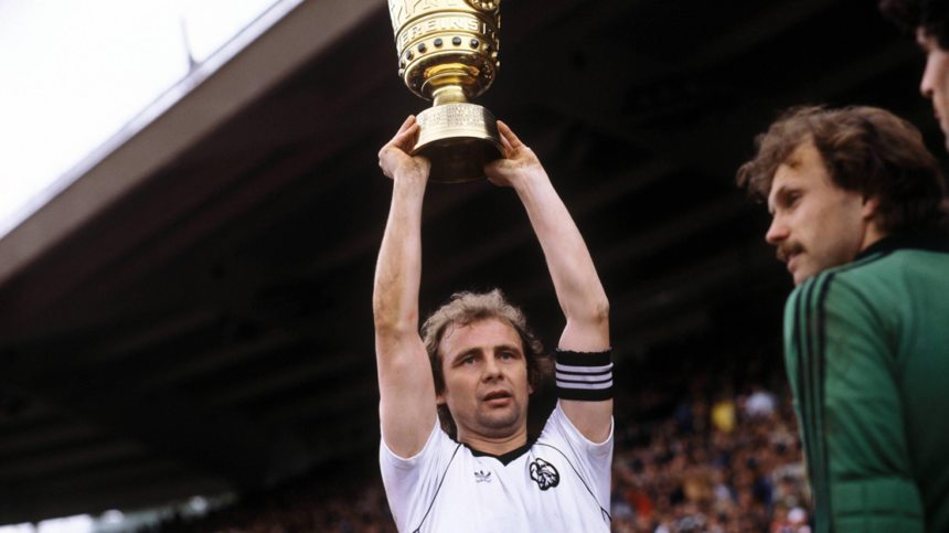 ein-abschied-von-einer-fussballlegende-bernd-hoelzenbein