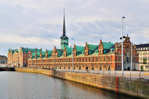 verheerendes-feuer-zerstoert-historisches-boersengebaeude-in-kopenhagen