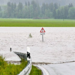 hochwasser-in-deutschland-menschen,-straßen,-bahn-betroffen