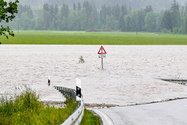 hochwasser-in-deutschland-menschen,-straßen,-bahn-betroffen