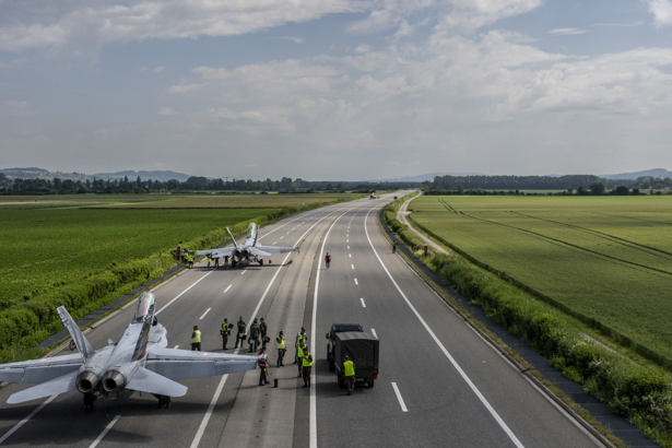 schweizer-kampfjets-landen-auf-autobahn