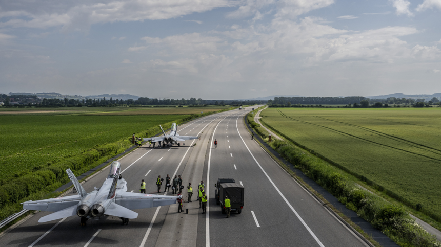 schweizer-kampfjets-landen-auf-autobahn