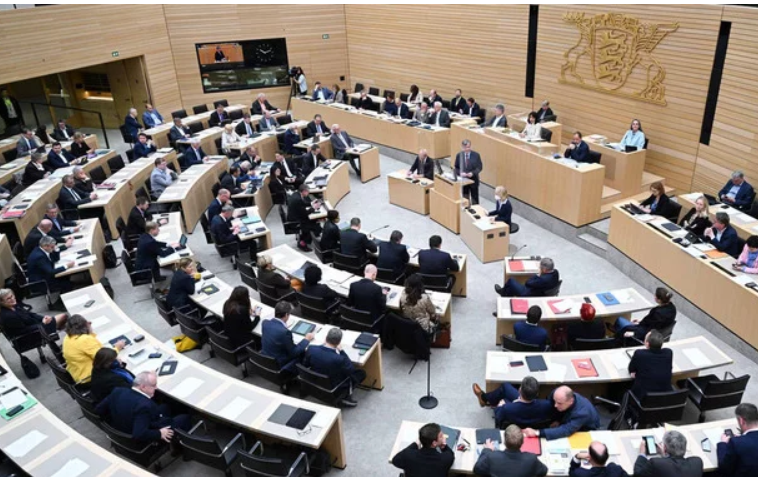 hakenkreuz-eklat-erschüttert-den-landtag-in-stuttgart