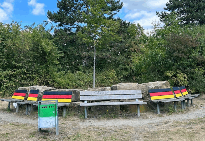 bemalte-parkbänke-mit-deutschlandflagge-entfachen-diskussion