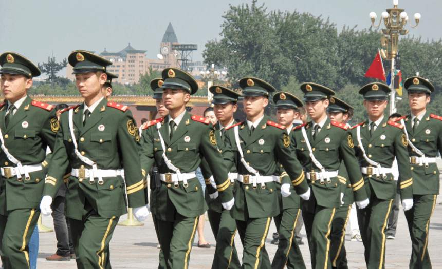 peking-inszeniert-macht-mit-neuer-rüstung